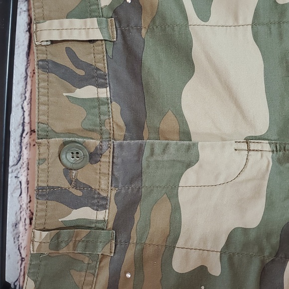 INC International Concepts Green and Brown Shorts with Camo Design Size 8 EUC - Picture 6 of 9